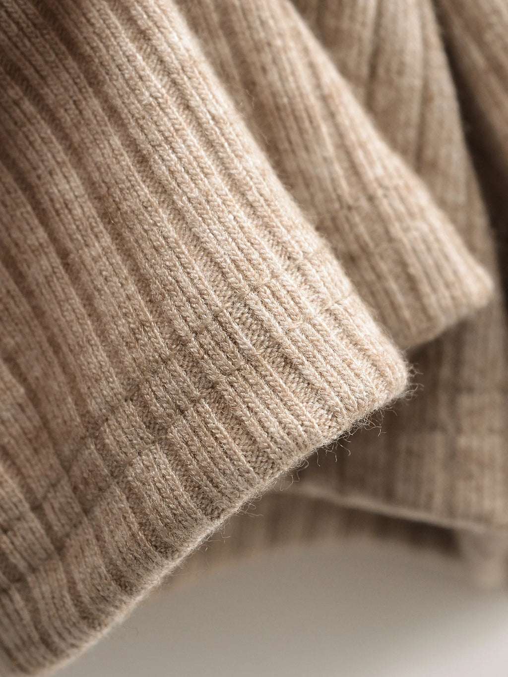 RIBBED HIGH-WAIST KNIT SHORTS